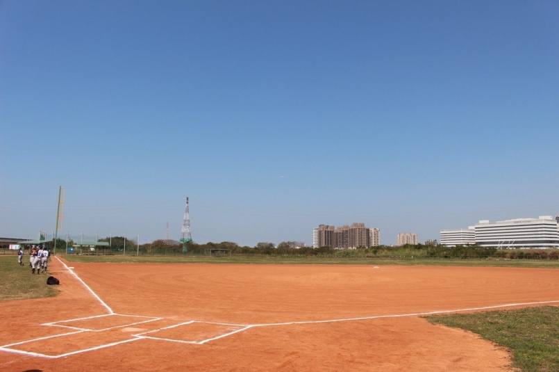 左岸運動公園設有一座標準棒球場,場內設有內野紅土區,場外設置2座球員休息區、1座... 左岸運動公園設有一座標準棒球場,場內設有內野紅土區,場外設置2座球員休息區、1座...
