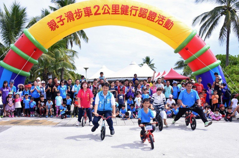 24日將在花蓮市登場的滑步車全國賽因疫情延期，圖為去年9月在花蓮市舉行的親子滑步車2公里認證活動。圖／花蓮市公所提供