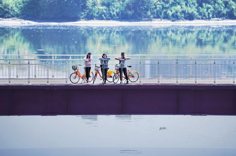 新莊塔寮坑溪至新海橋河濱自行車道新建4米寬跨河橋，優化騎乘風光也增加安全性。圖／新北市政府高灘地工程管理處提供