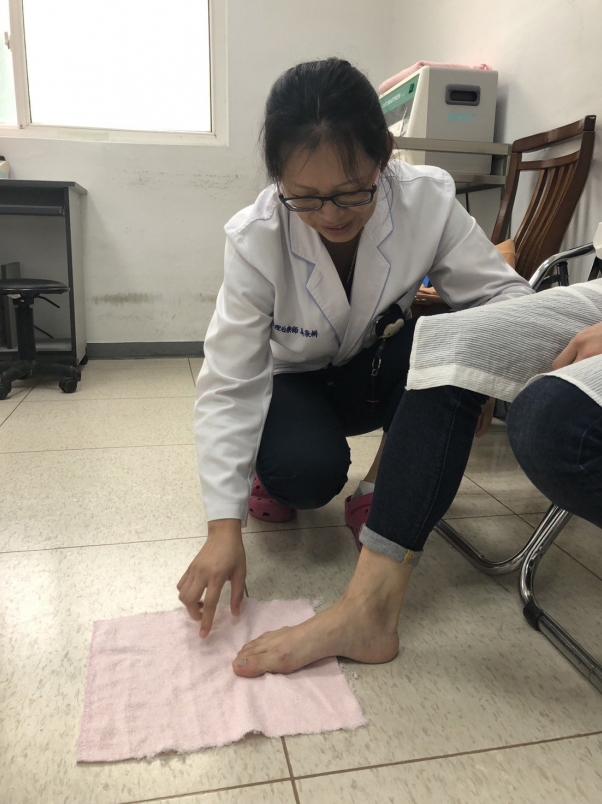 【健康】腳跟疼痛患足底筋膜炎 別穿高跟鞋、硬底涼鞋