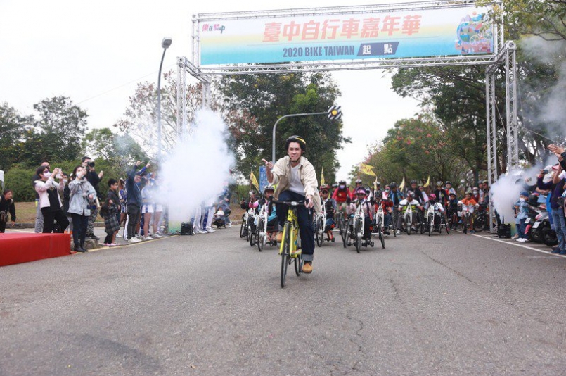2020台中自行車嘉年華今天有上千人參加，藝人陳漢典是活動代言人。圖／台中市觀旅局提供