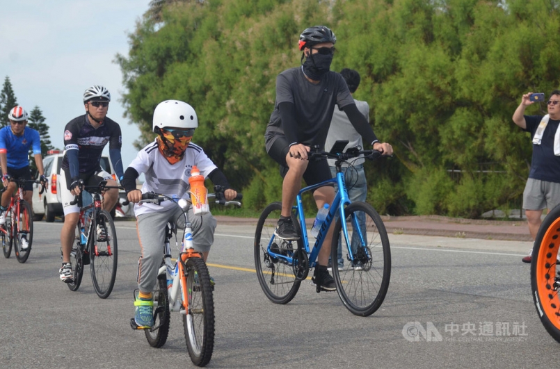 澎湖縣政府辦理運動i台灣單車運動樂活活動，200多名選手23日踩踏自行車出發，其中有許多小朋友參加，沿途欣賞美麗海灣與摩西分海美景。中央社　108年6月23日