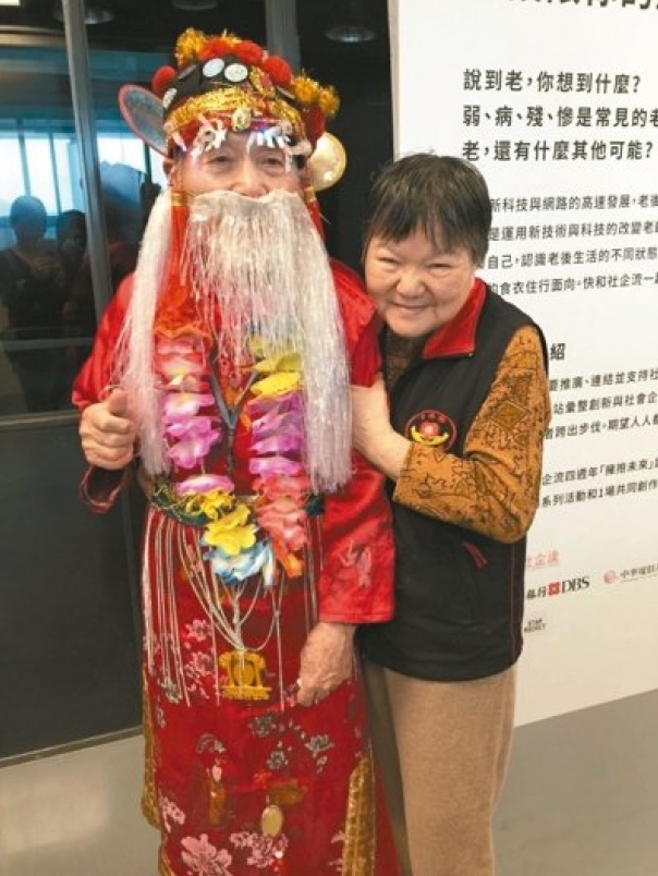 【新聞】跑馬、踩高蹺、挑戰拉二胡…82歲愈活愈有趣