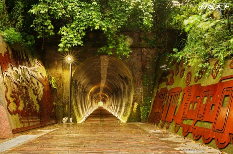 舊隧道幽深的魔幻光影映照古樸牆面，有點像《神隱少女》畫面。