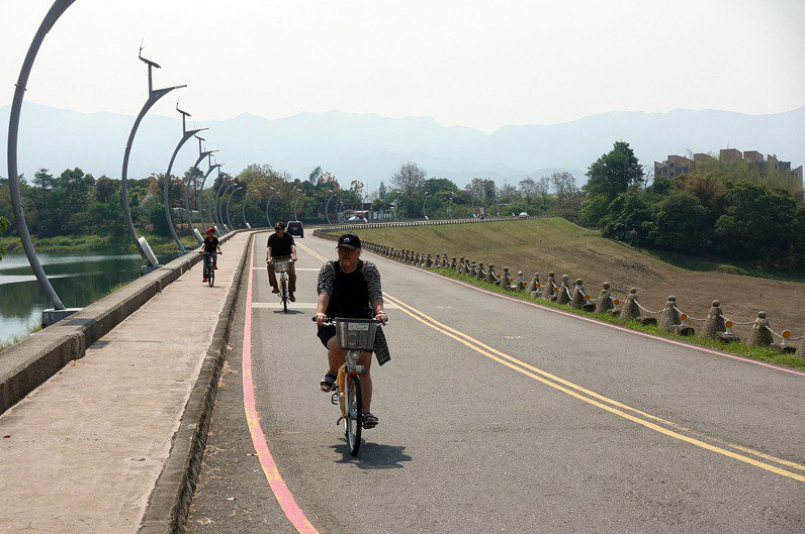 嘉義市「環市自行車道」可沿蘭潭繞行一圈。圖／嘉義市政府提供