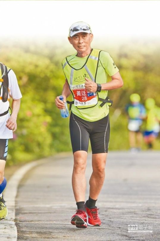 60歲牙醫 跑8天超馬返鄉掃墓