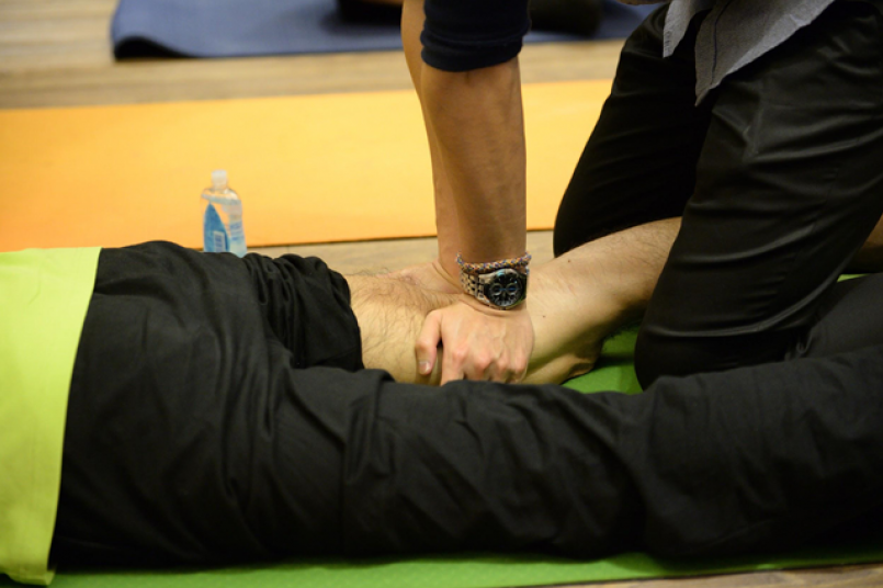 推抚法:以掌心操作,由内向外推抚减少肌肉沾黏(图片来源:运动笔记)