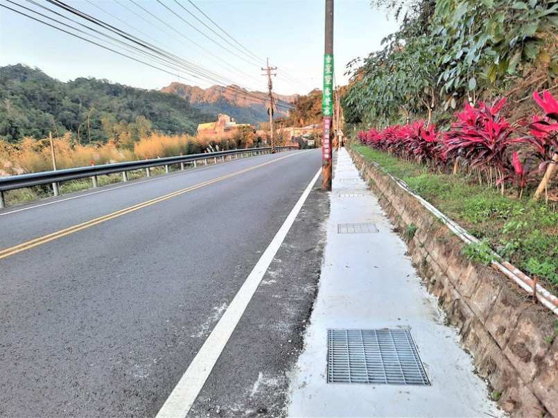 新竹縣政府將縣道118線26處較危險路段的路側水溝加蓋，增加路幅，近日已陸續完工。圖／新竹縣政府提供