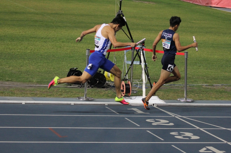 4*400 公尺接力决赛,亚运培训队由杨隆翔扛最后一棒,以些微差距输给