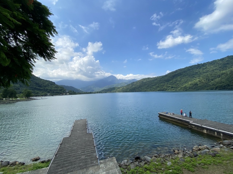 花蓮壽豐鄉鯉魚潭擁有湖光山色美景,令人感到放鬆。 圖/王思慧 攝影 花蓮壽豐鄉鯉魚潭擁有湖光山色美景,令人感到放鬆。 圖/王思慧 攝影