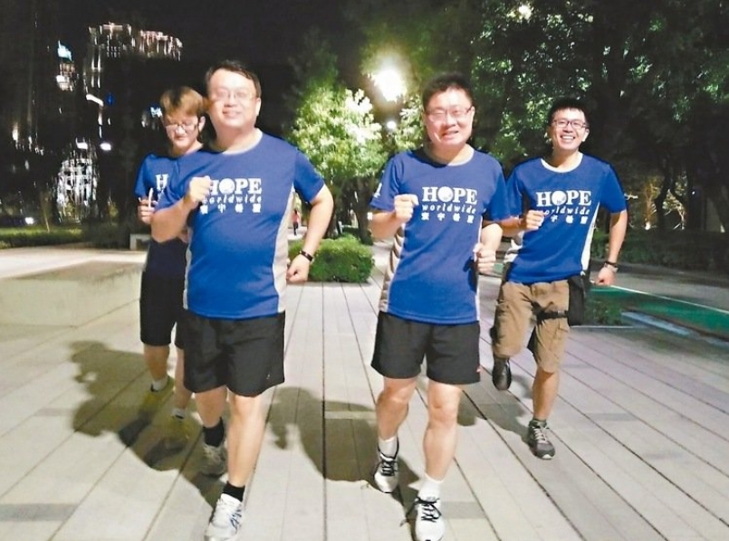 【人物】您捐款我跑步 台中2局長揮汗獻愛