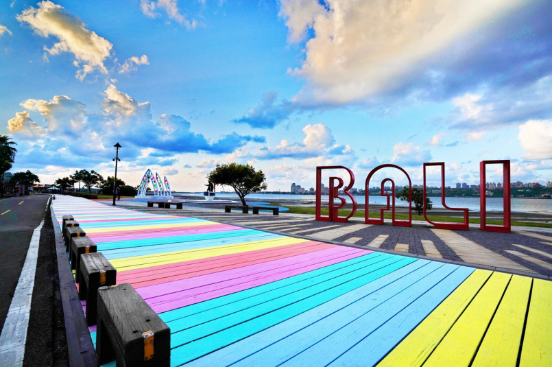 彩虹步道一旁大大八里英文裝置藝術，是必去的打卡景點。 圖／新北市高灘處提供