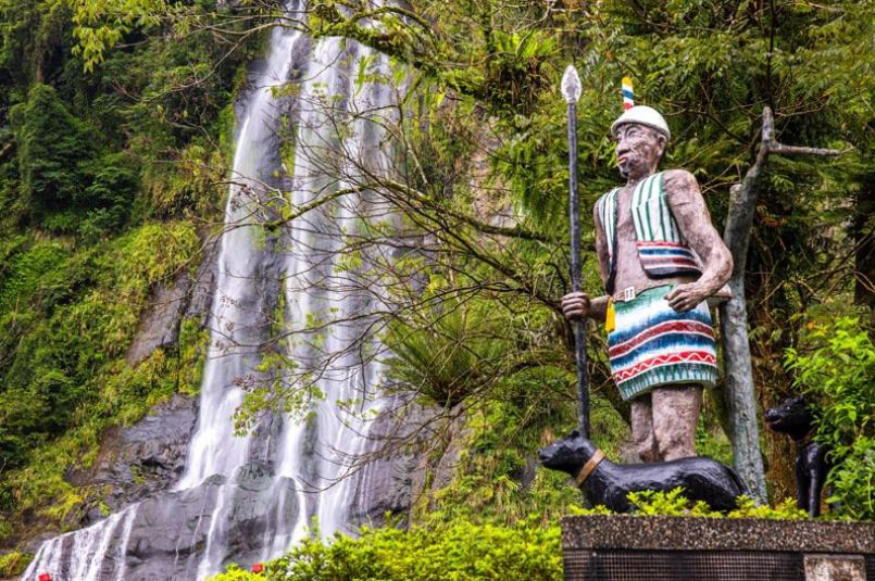 烏來不只有壯闊的瀑布，還有原住民雕像，可在此感受到濃濃的原民風情。圖／新北市觀旅局提供