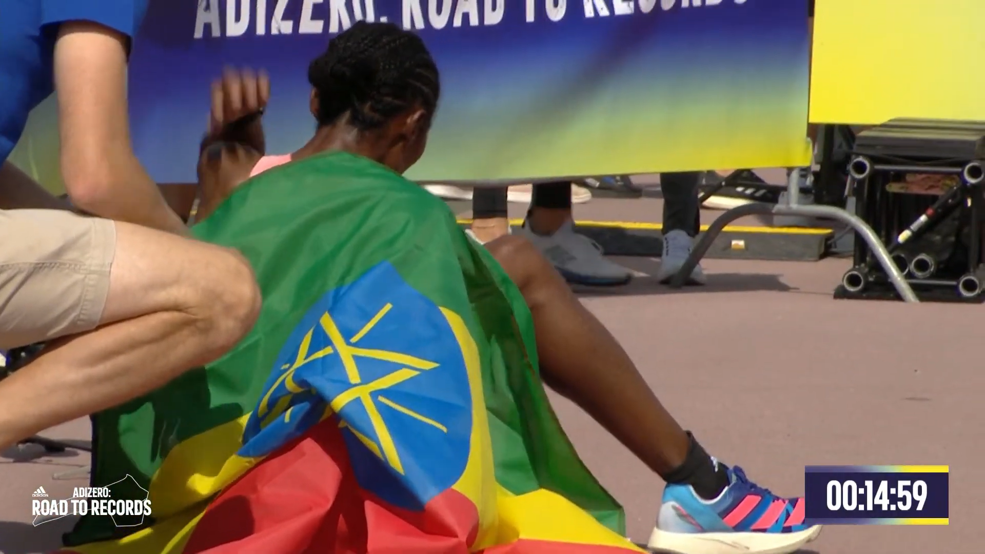 一張含有 文字, 個人, 室外 的圖片
自動產生的描述