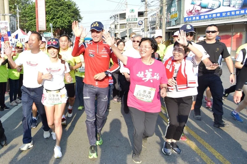 【話題】挪威三鐵冠軍伊登戴上順澤宮帽再奪冠 王惠美留言祝賀