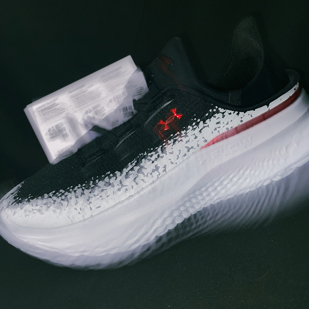 【編輯開箱】「這難道是健達出奇蛋?」UA SlipSpeed Mega 好玩 有趣 顛覆你對鞋子想像