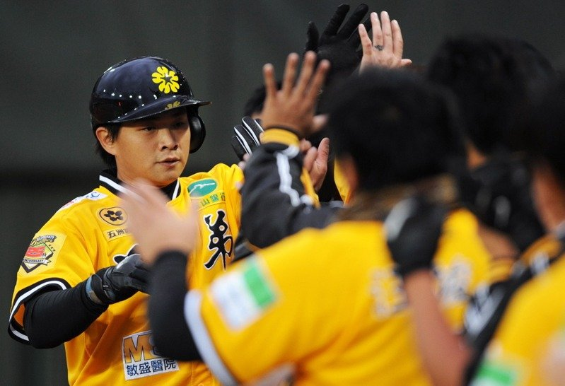 中職史上第6000轟的締造者可說是眾望所歸,由彭政閔在開幕戰從潘威倫手中敲出! 聯合報系資料照 中職史上第6000轟的締造者可說是眾望所歸,由彭政閔在開幕戰從潘威倫手中敲出! 聯合報系資料照