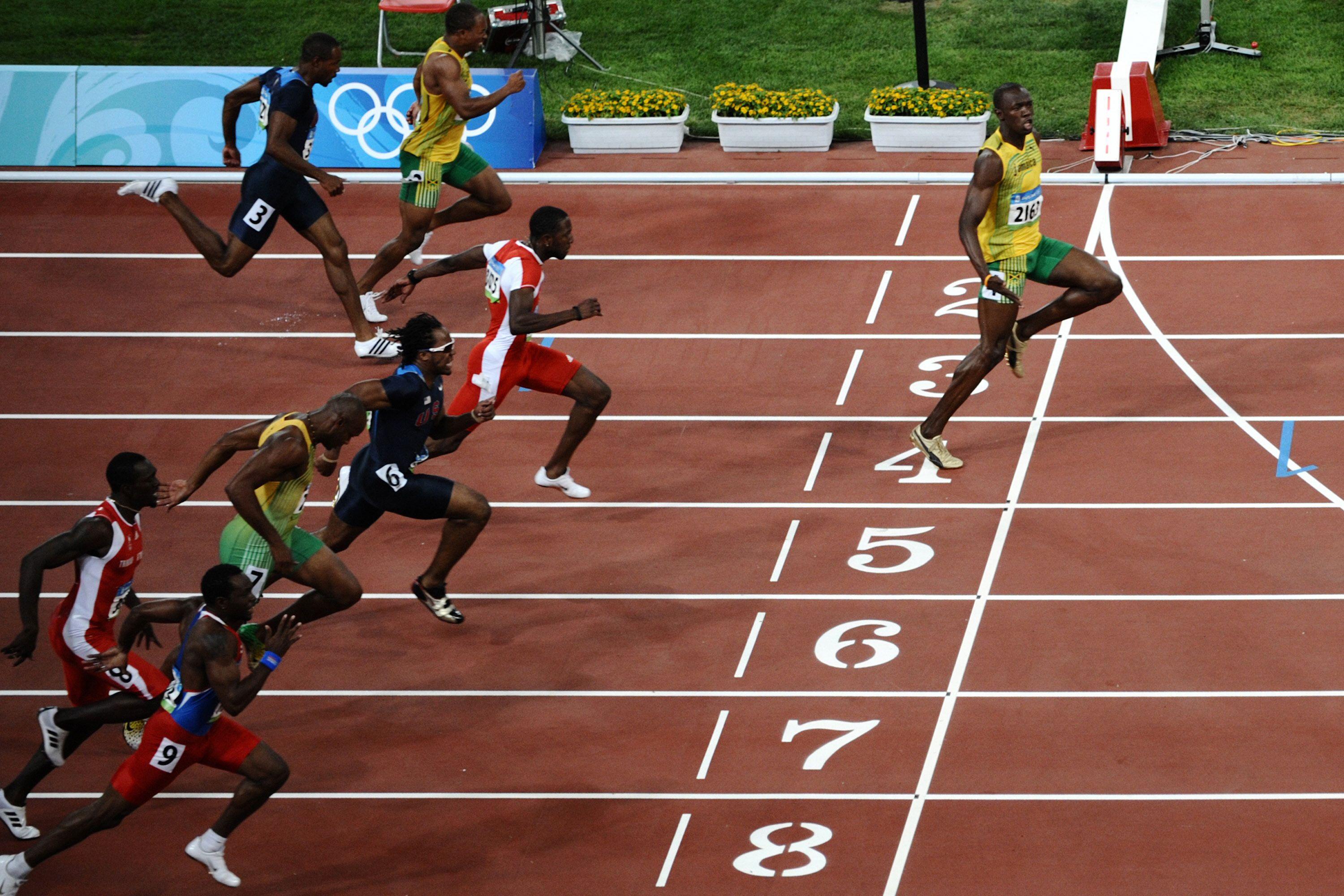 Во время игр помогает. Усейн болт 100 метров мировой рекорд. Usain Bolt 2008. Усейн болт рекорд. Легкая атлетика бег Усейн болт.