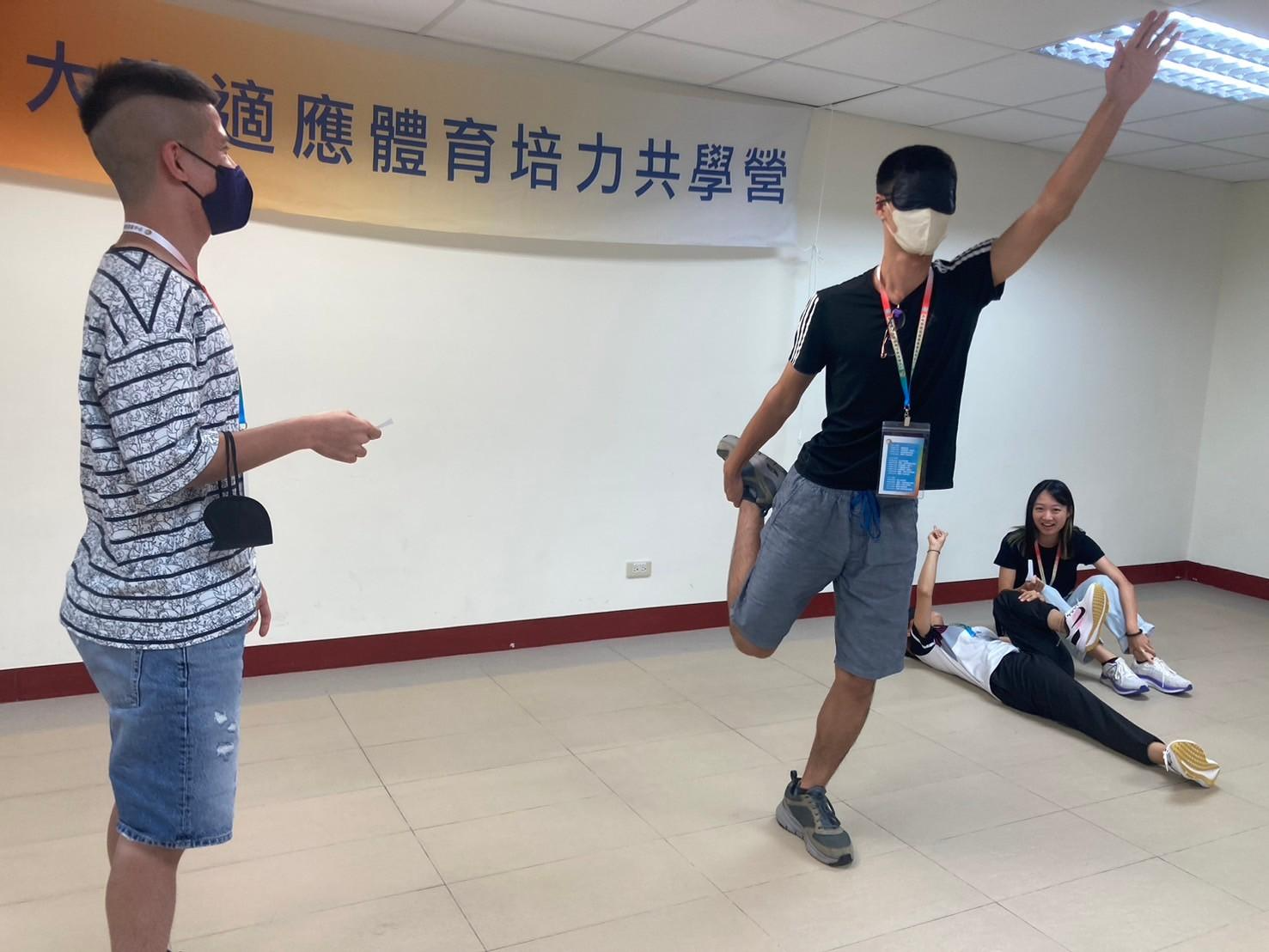 身心障礙學生體適能評估課程，以身歷其境的方式，讓學員實作體適能項目4.jpg