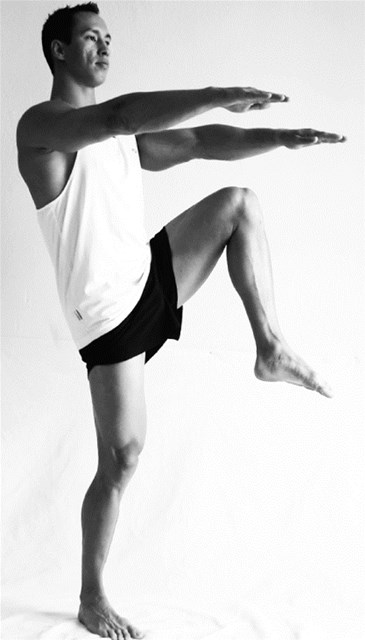 动作示范:站姿举膝(图片来源:商周出版)