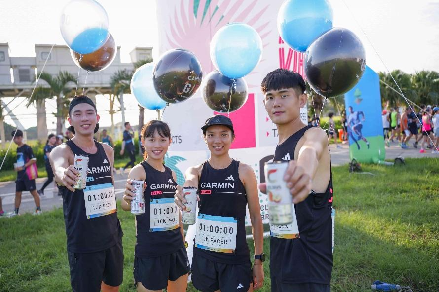 一張含有 人員, 服裝, 戶外, 氣球 的圖片

自動產生的描述