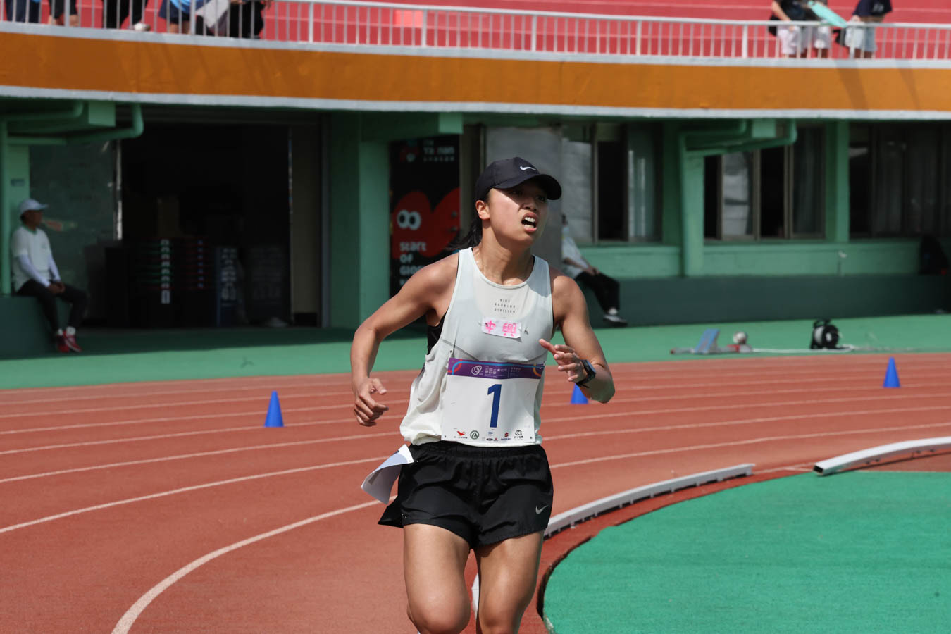 【全大運田徑】一般女子組 一萬公尺 中興大學姚宣瑜田徑場上奪金！打籃球的她，跑出不一樣的節奏