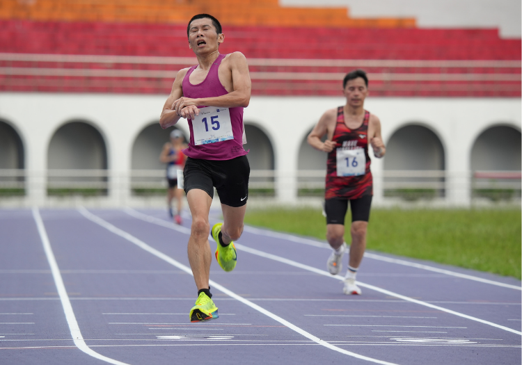 【世壯運】清晨練跑、日間教課——台南海事高職教師翁相擇穩跑奪下男子50+ 一萬公尺冠軍