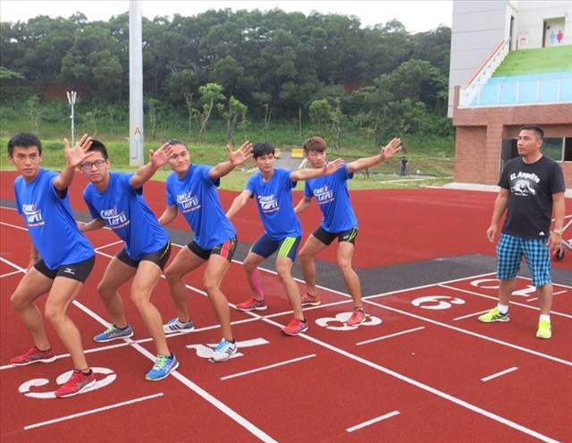 曾孝生教练指导5位1600公尺选手接棒技巧(照片来源:潘瑞根)
