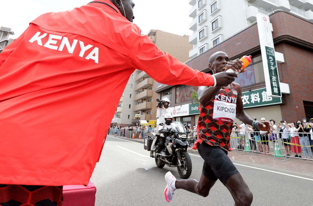 【知識】從怕撞牆到穩穩奪冠：『它』幫 Kipchoge 掌握比賽補給與策略