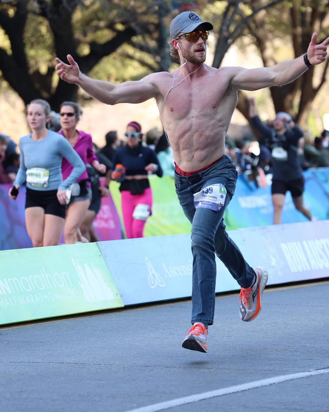 【話題】超狂！穿著牛仔褲跑破三！Truett Hanes 跑出 2:42:50 刷新個人最佳