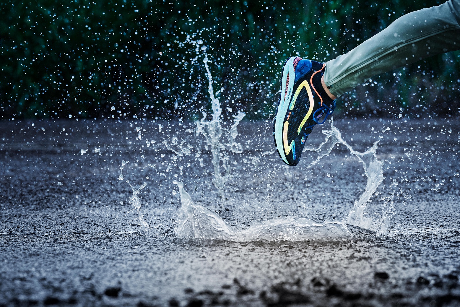 【品牌動態】風雨無阻!UA STORM 打造全天候暢跑體驗 防潑水科技加持 讓你無畏風雨隨時出發 | 文章 | 運動筆記