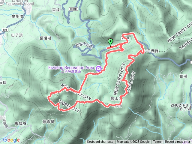 大屯山觀日出，坐看雲起面天山。大屯群峰