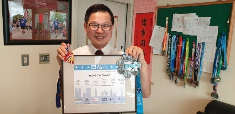 【人物】換下白袍起步跑！64歲院長征戰馬