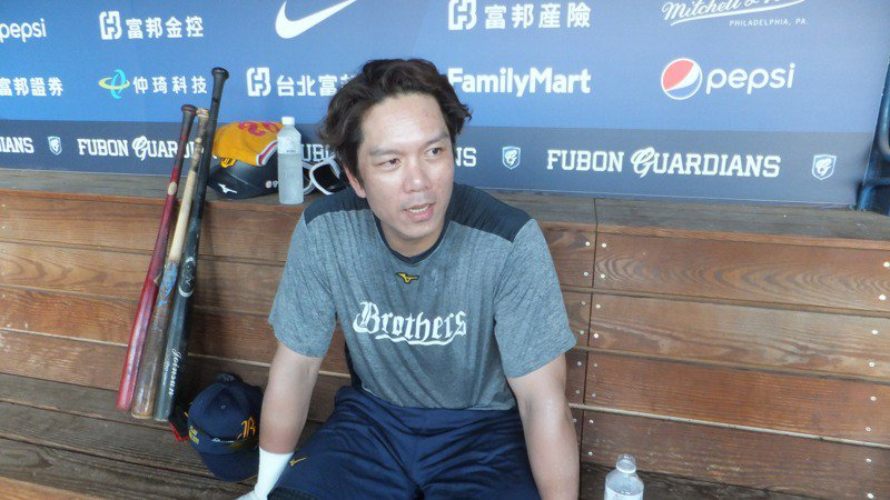 「周董」周思齊鼓勵後輩,得點圈有人時多打安打。記者藍宗標/攝影 「周董」周思齊鼓勵後輩,得點圈有人時多打安打。記者藍宗標/攝影