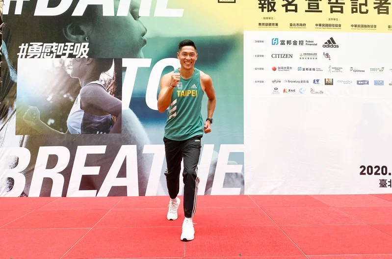 【賽事】戴口罩領跑台北馬 陳傑秀新賽衣