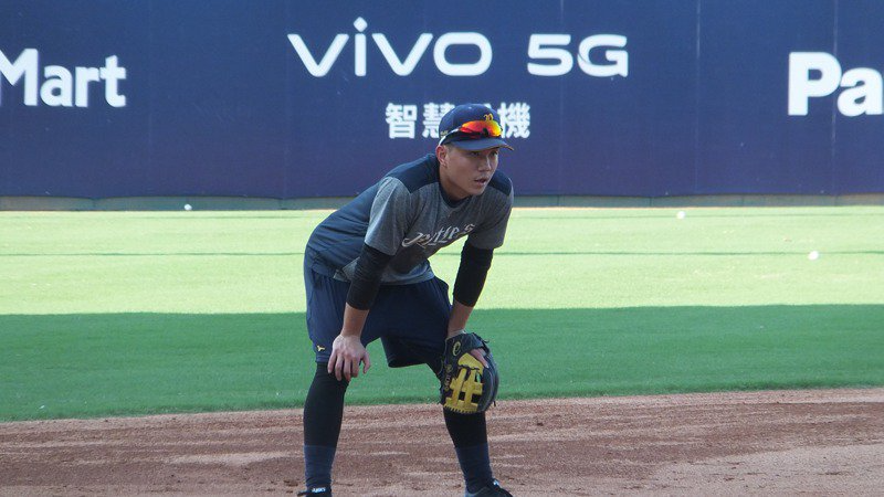 兄弟隊游擊手江坤宇打擊、守備穩定,生涯第二年站穩先發。記者藍宗標/攝影 兄弟隊游擊手江坤宇打擊、守備穩定,生涯第二年站穩先發。記者藍宗標/攝影