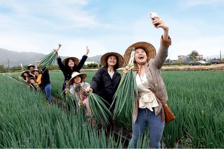 捷絲旅宜蘭礁溪館與農場合作,提供旅客「蔥仔餅DIY」體驗,透過雙手拔蔥、洗蔥、揉... 捷絲旅宜蘭礁溪館與農場合作,提供旅客「蔥仔餅DIY」體驗,透過雙手拔蔥、洗蔥、揉...