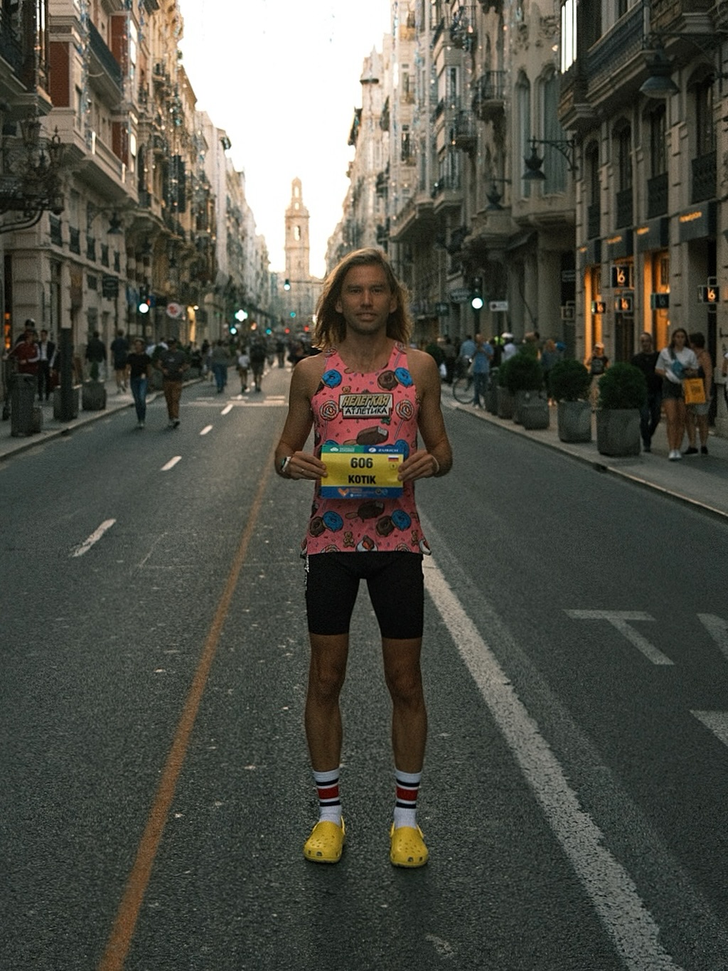 【話題】跑鞋幫助有限 腿力驚奇無限！俄羅斯跑者穿著洞洞鞋半馬飆 1:09:03！
