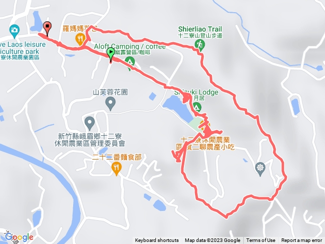 十二寮步道欣賞楓紅落雨松