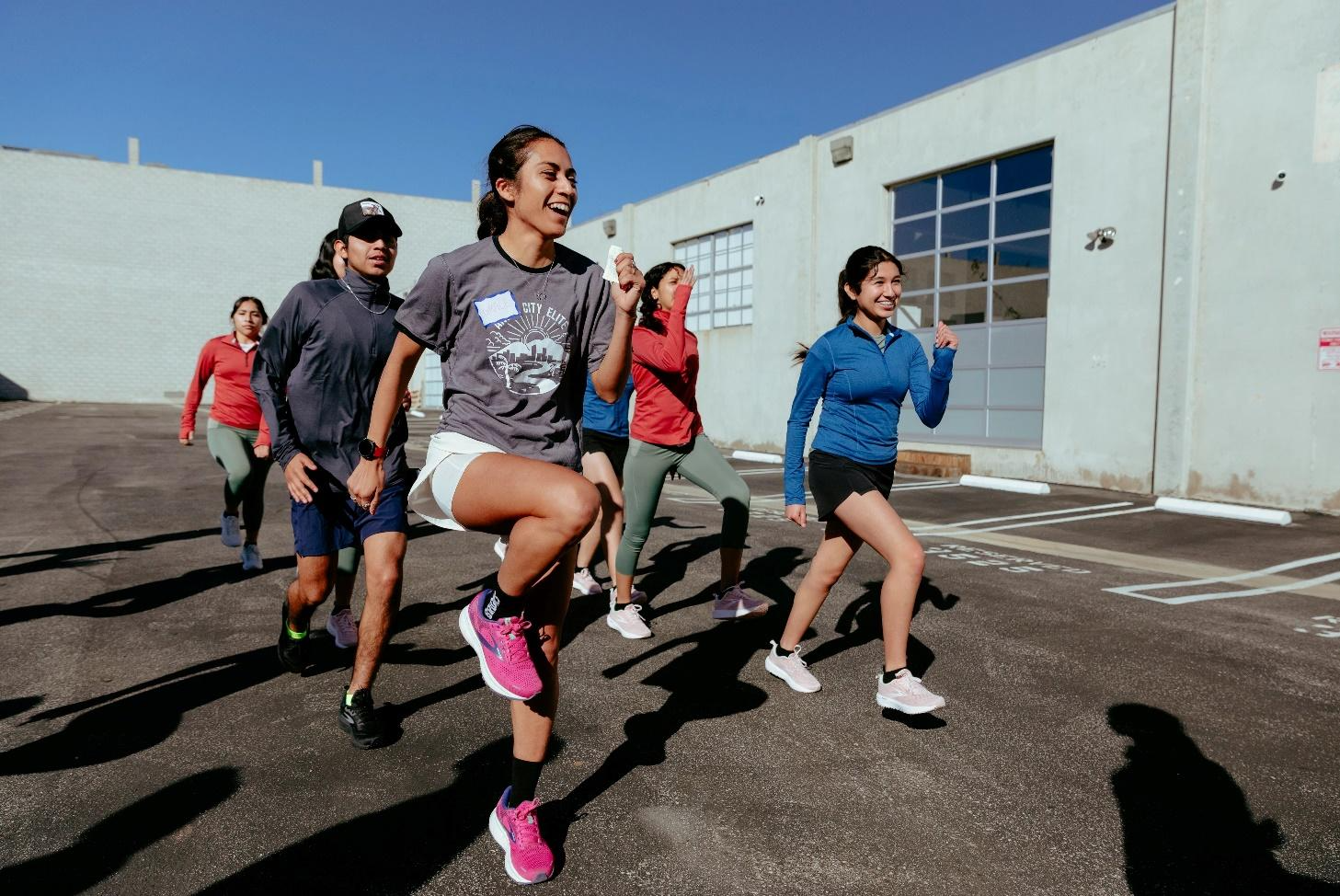一張含有 天空, 室外, 地面, 個人 的圖片

自動產生的描述