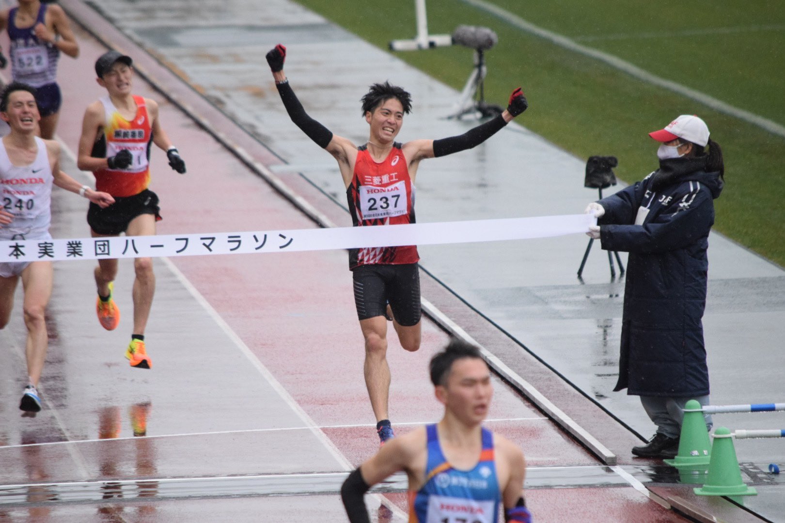 【賽事】跑進 61 分內有 15 人！第 50 回全日本實業團半程馬拉松大會 締造多項紀錄！