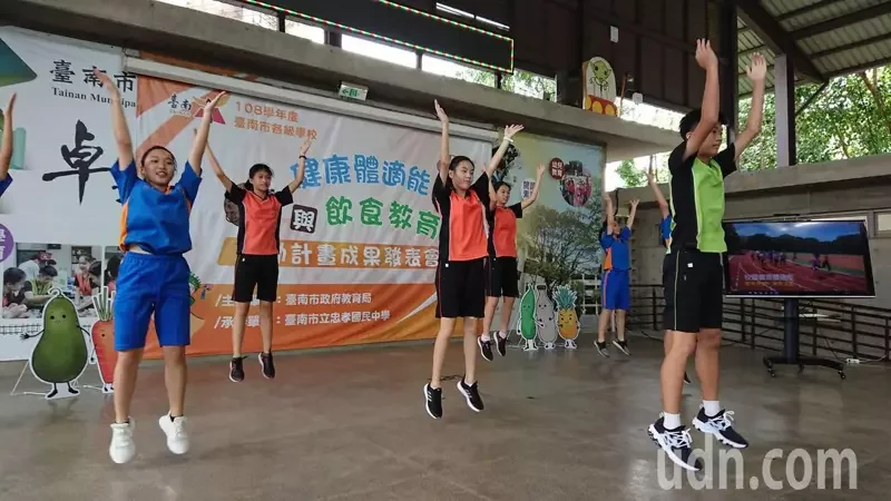 【新聞】影／台南新進國小推「青菜吃光光」運動 剩食量下降 4 成