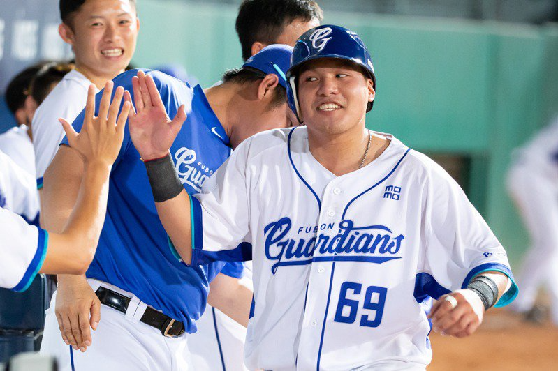 高國輝認為下半季入隊的張進德,是悍將隊能堅持到最後的關鍵人物。本報資料照片 高國輝認為下半季入隊的張進德,是悍將隊能堅持到最後的關鍵人物。本報資料照片