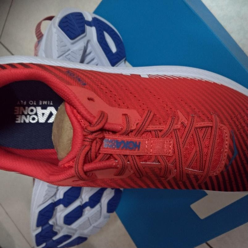 一張含有 地板, 紅色 的圖片

自動產生的描述