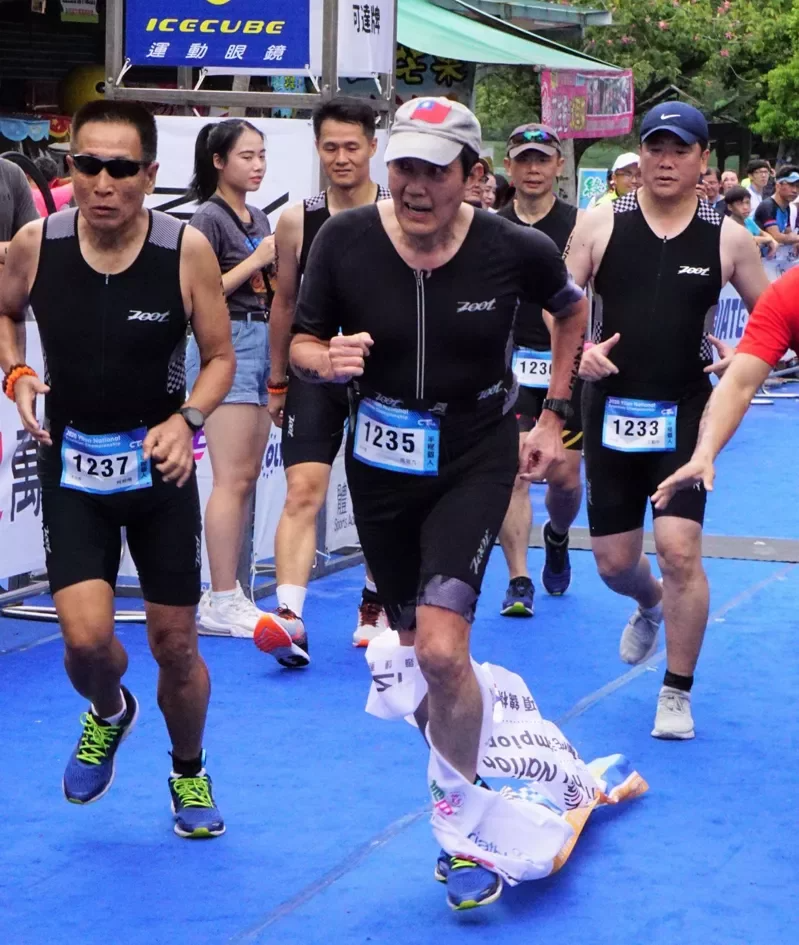 【賽事】鐵人三項／70 歲馬英九吸睛 梅花湖連 4 屆完賽