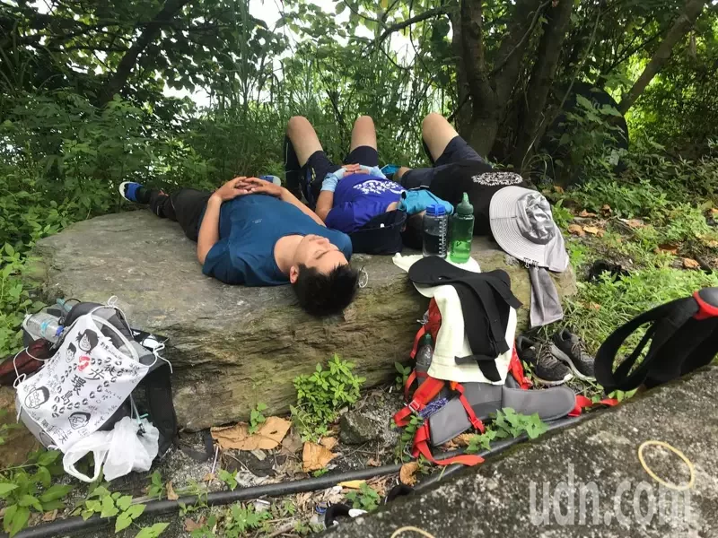 【新聞】荒野保護協會解說員頂艷陽環島 4 人 37 天走了 923.7 公里