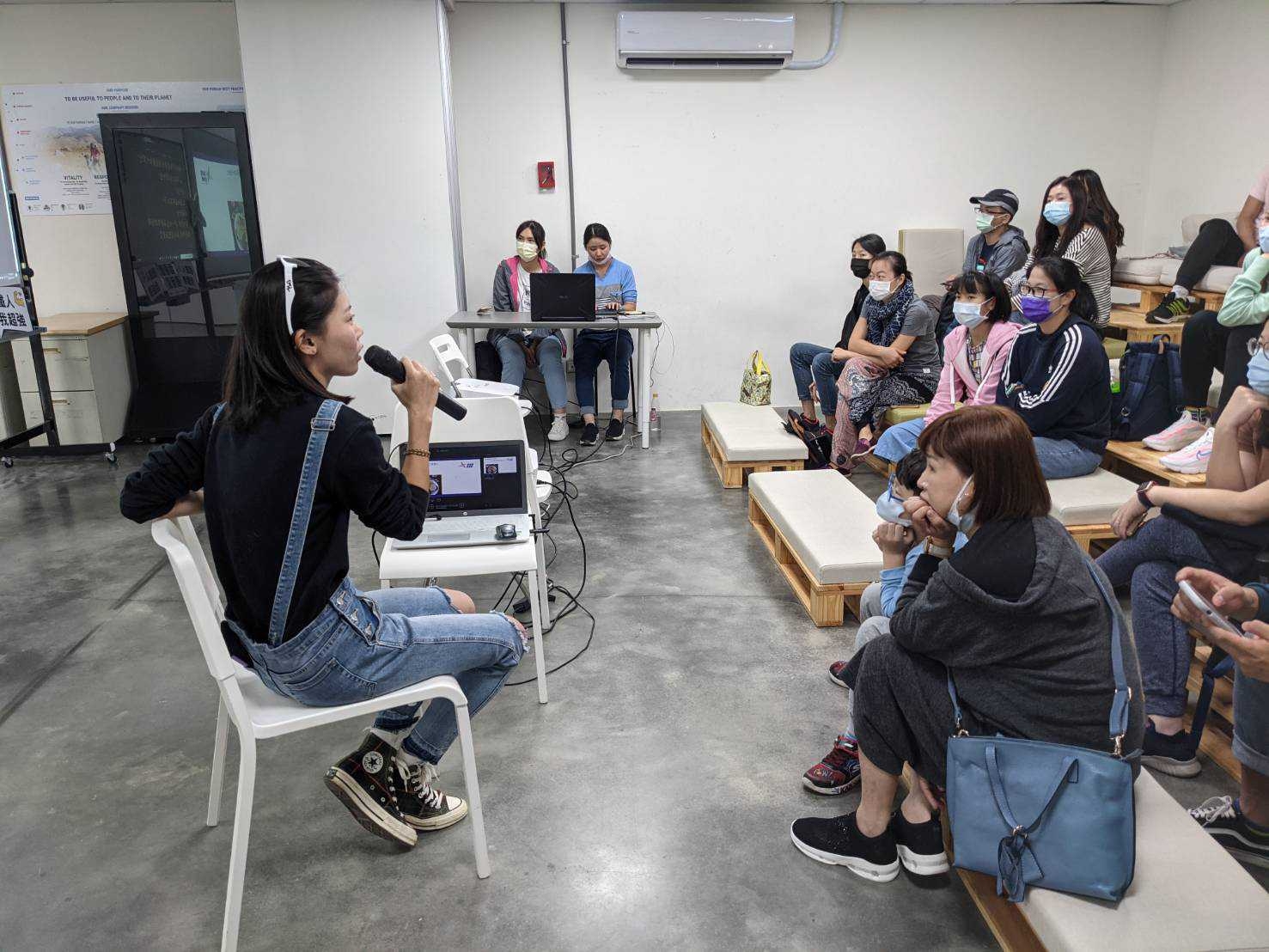 家文與現場聽眾互動 (圖片來源:國立臺灣師範大學特殊教育中心 )