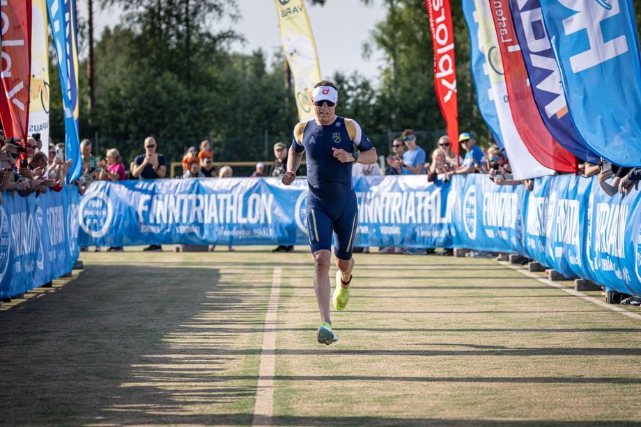 【話題】芬蘭最速總統！Alexander Stubb 在半程鐵人賽中以 1:04:19 拿下第二名